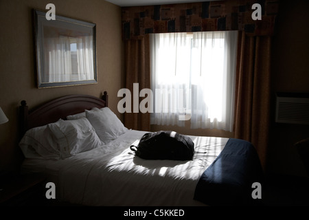 Pranzo sacco giacente sul letto in una camera di hotel negli Stati Uniti Foto Stock