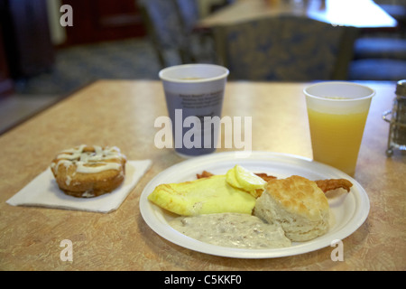 La prima colazione continentale in un hotel con biscotti con sugo di carne uova succo di caffè e pasticceria Foto Stock