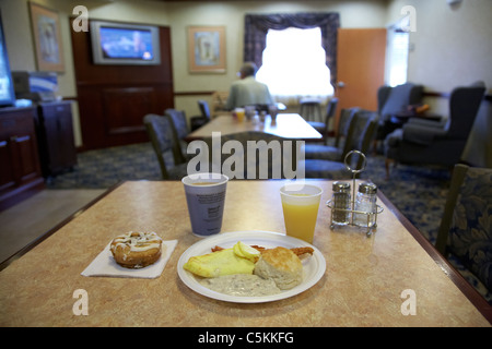 La prima colazione continentale in un hotel con biscotti con sugo di carne uova succo di caffè e pasticceria Foto Stock