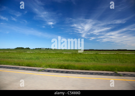 La guida a velocità lungo l'autostrada attraverso le praterie di Dakota del Nord sulla strada a doppia carreggiata split highway usa Foto Stock