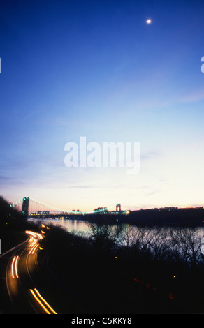 Luna su Henry Hudson Parkway e il Ponte George Washington Bridge, Fort Tryon, NYC. Foto Stock