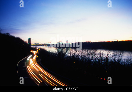 Il fiume Hudson, Henry Hudson Parkway e il Ponte George Washington Bridge, da Fort Tryon, NYC. Foto Stock