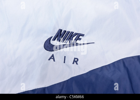 Nike Air giacca Windrunner uomini sportswear nylon giacca a vento giacca. In azzurro/blu scuro, con cofano. Dettaglio del logo Foto Stock