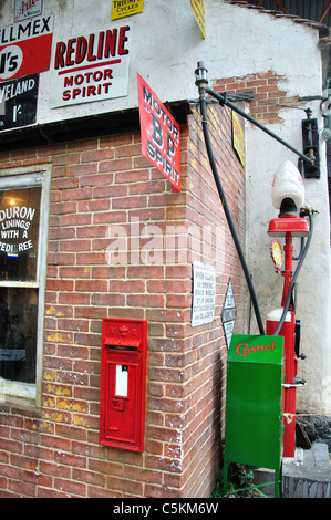 Pompa benzina e segni, il motore funziona Garage, il National Motor Museum di Beaulieu, New Forest, Hampshire, Inghilterra, Regno Unito Foto Stock