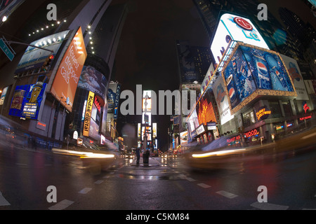 Broadway e 7th Ave, a Times Square, durante la neve, NYC Foto Stock