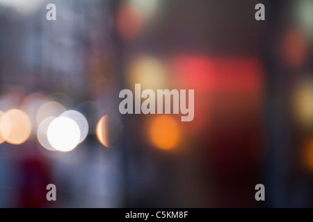 Crepuscolo riflessioni sul traffico in cilindrica. colonna in acciaio, NYC Foto Stock