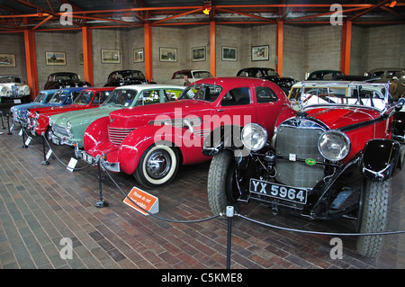 Auto classiche presso il National Motor Museum, Beaulieu, nuovo Distretto Forestale, Hampshire, Inghilterra, Regno Unito Foto Stock