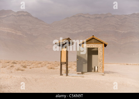 Soffiando sabbia attraverso le dune di Eureka, Death Valley, CA Foto Stock