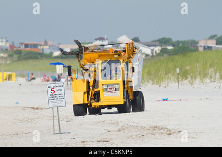 Raccolta di rifiuti carrello lavoro la spiaggia Foto Stock