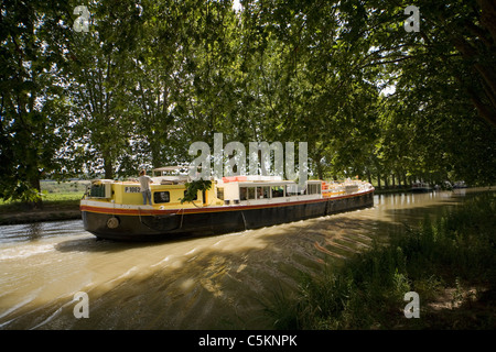 Canal hotel-barca sul Canal du Midi a Argens-Minervois, Francia Foto Stock