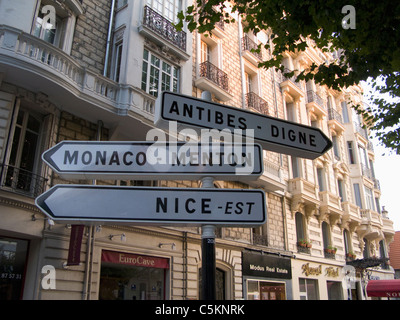 Segni di direzione nel centro di Nizza, Francia, puntando a Costa Azzurra destinazioni tra cui Antibes e il Principato di Monaco Foto Stock