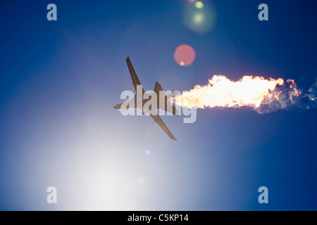 General Dynamics F-111 jet fighter aircraft della Royal Australian Air Force visto da sotto contro il sole, con fiamme provenienti Foto Stock