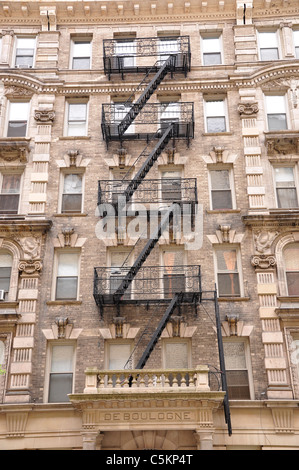 Una sequenza di salti zig zag fire escape di alti edifici di appartamenti a New York City. Foto Stock