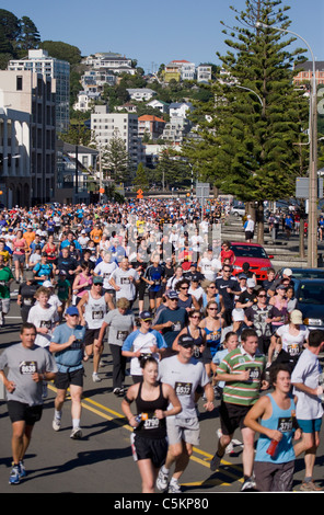 Centinaia di persone in esecuzione nel 2009 Round le baie della Fun Run, Oriental Parade, Wellington, Nuova Zelanda Foto Stock