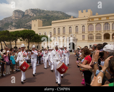 Modifica della guardia a Palazzo Reale, il Principato di Monaco, con la vecchia guardia marciando verso la telecamera Foto Stock