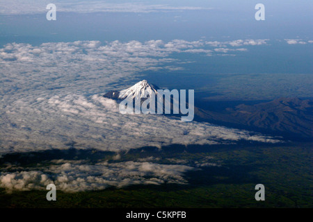 Mount Taranaki (Mount Egmont) dall'aria con una fascia del cloud intorno a versanti meridionali, Nuova Zelanda Foto Stock