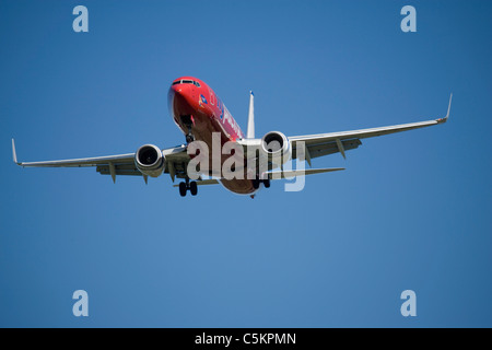 Boeing 737-800 aereo jet di Pacific Blue Airlines vista frontale con il carro verso il basso, venendo a terra a Christchurch Foto Stock