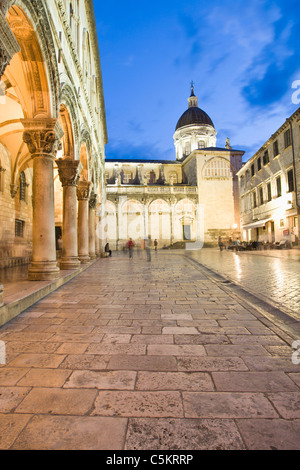 Vista dal Palazzo del Rettore guardando verso la cattedrale a Stari Grad (Città Vecchia) di Dubrovnik, Croazia. Un patrimonio mondiale Foto Stock