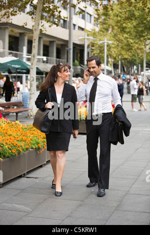 Signor business l uomo e la donna (età 43 e 42) camminando per strada a Sydney in Australia Foto Stock