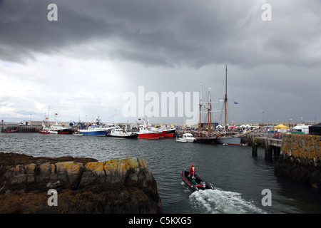 Rainclouds sulla porta Oriel Harbour Clogherhead Co Louth Irlanda Foto Stock