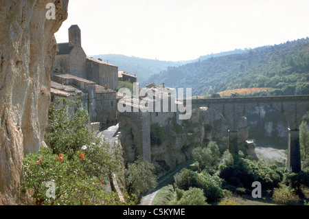 Sole autunnale sul fortificato Paese Cataro di Minerve, Herault, Languedoc-Roussillon, F rance Foto Stock