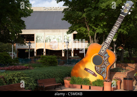 Grande chitarra fuori Grand Ole Opry House Building Nashville Tennessee USA Foto Stock