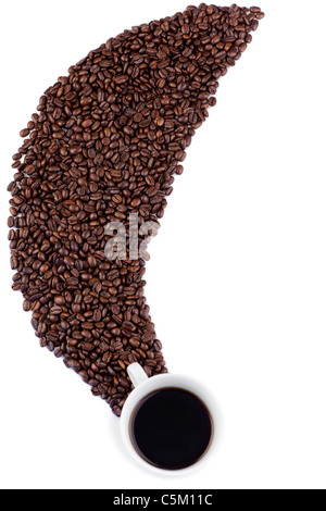 Tazza di caffè e la pila di fagioli disposti in una forma di mezzaluna Foto Stock