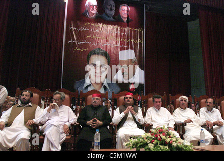 Khyber-Pakhtoonkhawa Chief Minister, Ameer Haider Khan Hoti e Afrasyab Khattak insieme con il Ministro provinciale Foto Stock