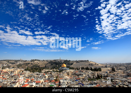 Vista della città vecchia da Redemeer campanile della chiesa di Gerusalemme, Israele Foto Stock