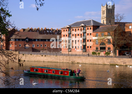 Canal Boat passando sul fiume Severn, Worcester, Regno Unito Foto Stock