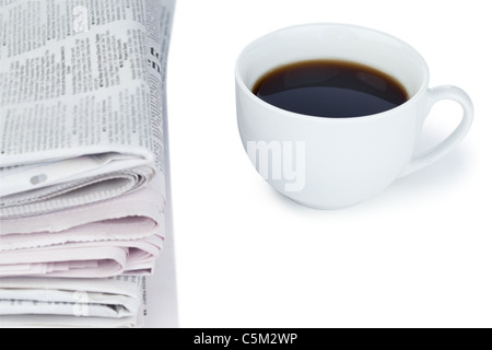 Pila di quotidiani e la tazza di caffè Foto Stock