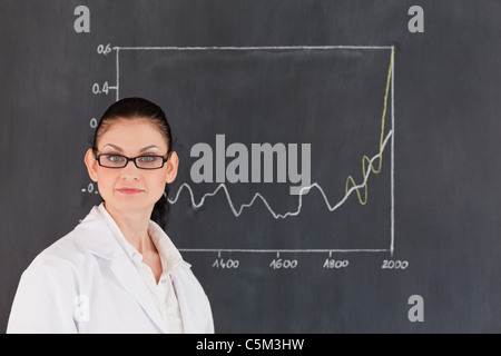 Scienziato in piedi vicino alla lavagna Foto Stock