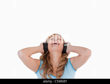 Attraente bionda donna felice mentre si ascolta la musica Foto Stock