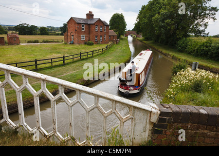 Narrowboat in corrispondenza della giunzione del Grand Union e Oxford Canali, Braunston, Northamptonshire Foto Stock