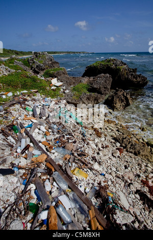 Detriti marini tra cui il cestino e materie plastiche lavato fino lungo la riva dell'isola di Swan, situato 90 miglia al largo della costa di Honduras. Foto Stock