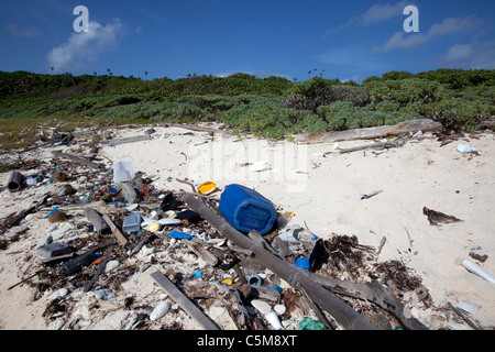 Detriti marini tra cui il cestino e materie plastiche lavato fino lungo la riva dell'isola di Swan, situato 90 miglia al largo della costa di Honduras. Foto Stock