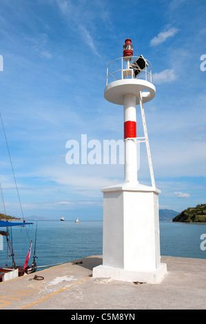 Faro di luce al porto greco Epidavros Foto Stock