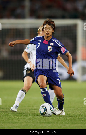 Kozue Ando del Giappone in azione durante una 2011 Coppa del Mondo Donne quarterfinal partita di calcio contro la Germania Luglio 9, 2011. Foto Stock