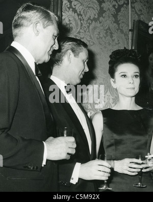 CARY GRANT a sinistra con Audrey Hepburn in Francia circa 1963 Foto Stock