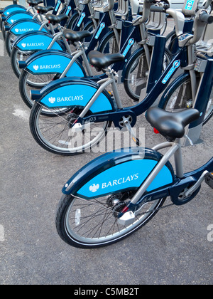 Barclays Cycle Hire BCH biciclette parcheggiate in Londra Inghilterra dove sono utilizzati come una bicicletta pubblica schema di condivisione lanciato nel 2010 Foto Stock