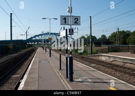 La piattaforma a Peterborough stazione su una giornata di sole Foto Stock