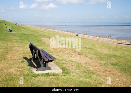 I sedili a panchina guarda il mare al Minster sull'Isle of Sheppey, Kent, Inghilterra. Foto Stock