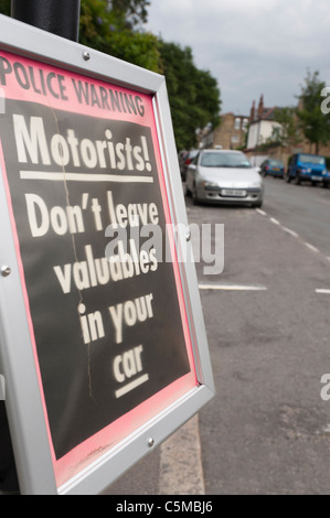 Avviso di polizia attenzione agli automobilisti di non lasciare oggetti di valore nella vostra auto. Inner City, Londra Inghilterra. Foto Stock