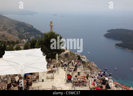 Cafe, affacciato su Dubrovnik. A cui si accede tramite il cavo auto. Croazia Foto Stock