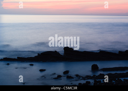 Jialulan bay, popolare destinazione sul fronte oceano con una bella mattina vista mare, spiaggia rocciosa, cielo chiaro e Oceano Pacifico, Taitung, Taiwan Foto Stock