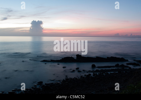 Jialulan bay, popolare destinazione sul fronte oceano con una bella mattina vista mare, spiaggia rocciosa, cielo chiaro e Oceano Pacifico, Taitung, Taiwan Foto Stock