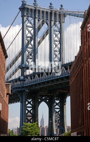 Manhattan Bridge come visto da Brooklyn New York con una vista dell'Empire State building nella distanza USA Foto Stock