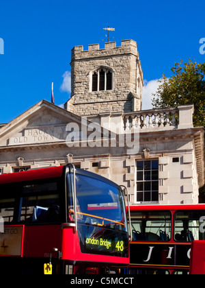 Hackney Vecchio Municipio con il tredicesimo secolo sant Agostino la torre visibile dietro a Hackney Central East London Inghilterra England Regno Unito Foto Stock