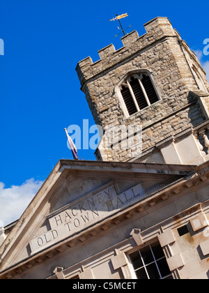 Hackney Vecchio Municipio con il tredicesimo secolo sant Agostino la torre visibile dietro a Hackney Central East London Inghilterra England Regno Unito Foto Stock