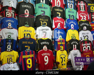 Premiership magliette da calcio sul display per la vendita su un mercato notturno in Mong Kok di Hong Kong Foto Stock